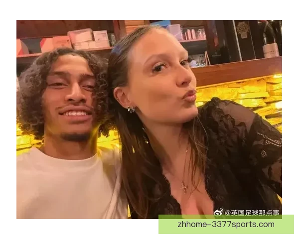 烧伤康复励志梅斯小将多斯桑托斯携女友亮相颁奖现场展现坚强风采